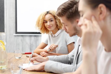 Eğitim şirketi, bir çalışan grubu.