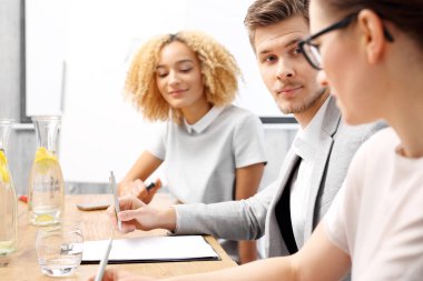 Proje üzerinde ekip çalışması