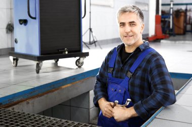 Garaj. Araba tamircisi.