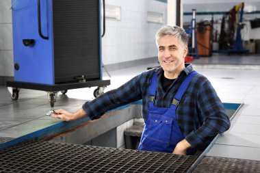 Garaj. Araba tamircisi.