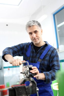 Garaj, bir adam bir araba tamiri.