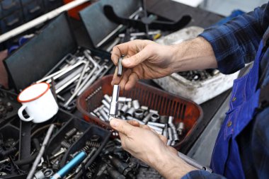 Tezgah çekmece araçları ile.