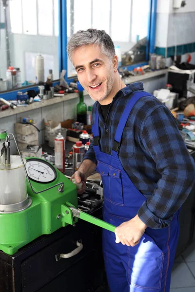 Enjektörleri kontrol etmek için bir aygıt.