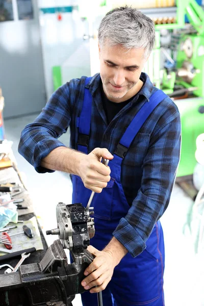 Mechanic wrench tightened the screw. — Stock Photo, Image