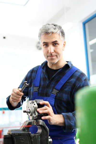 Mecânico na oficina . — Fotografia de Stock