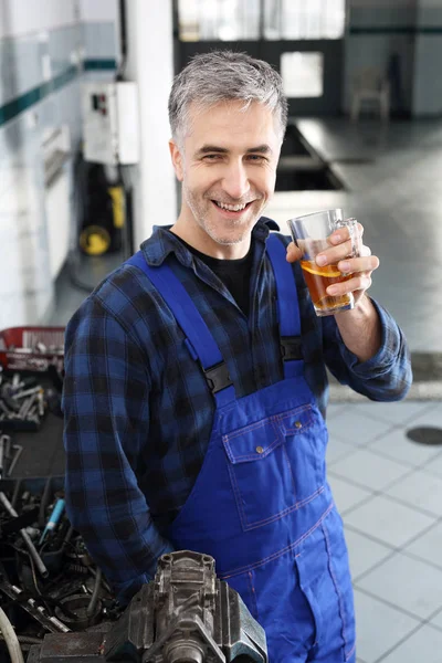 Automechaniker. Pause für Tee — Stockfoto