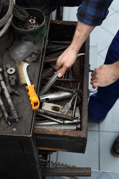 Garaj, usta kaldırıldı. — Stok fotoğraf