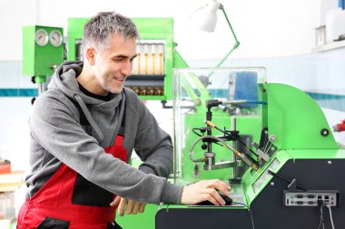 Enjektörleri kontrol etmek için bir aygıt.