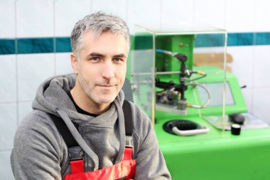 Atölyedeki araba tamircisi..