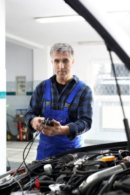 Araba elektrikçi. Elektromekanik.