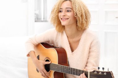 Parti zamanı. Gitar çalmak kız.