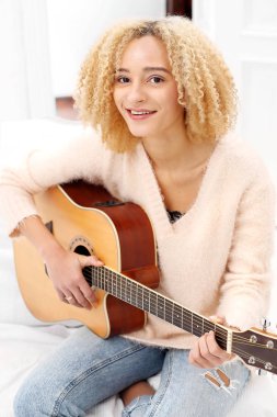 Gitar oynarken sakin ol.