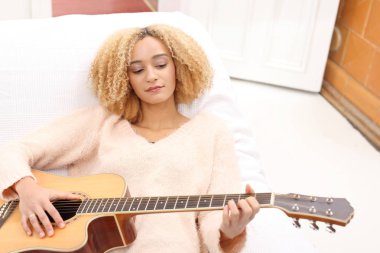 Gitar dersleri. Kız gitar melodileri.