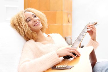 gitar çalmak