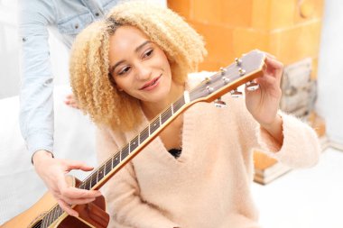 Kız gitar melodileri.