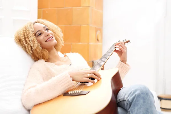 Music.Playing the guitar — Stock Photo, Image