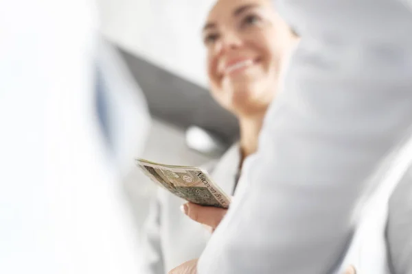 Mulher paga ao empregado . — Fotografia de Stock