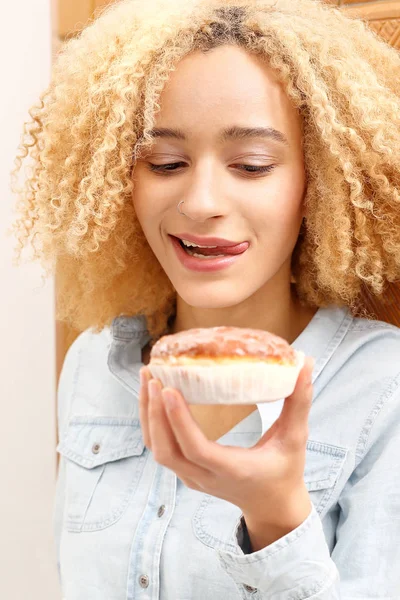 Teenager sie einen Donut. — Stockfoto