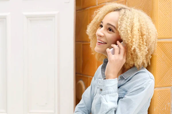 Menina alegre falando em um telefone celular . — Fotografia de Stock