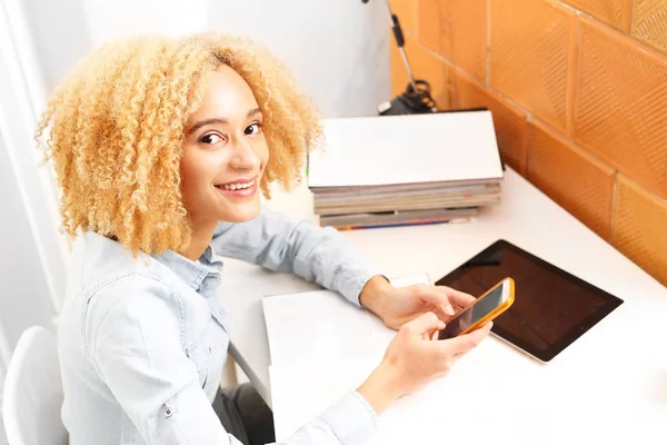 Adolescente con un telefono cellulare . — Foto Stock