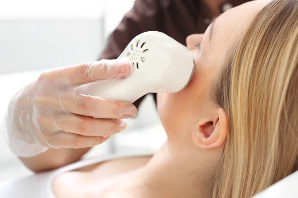 Yüz için ultrason kızılötesi ışık kozmetik tedavisi — Stok fotoğraf