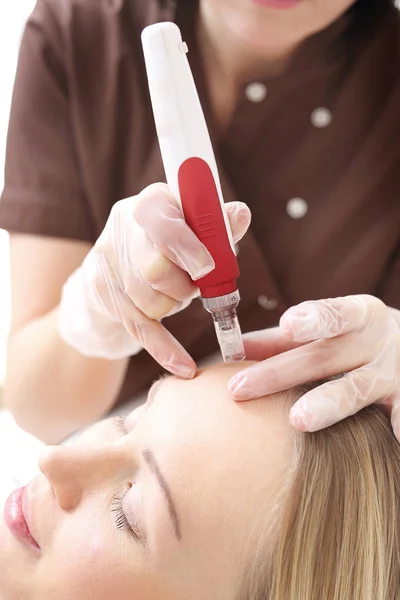 Mesotherapy microneedle, the woman at the beautician — Stock Photo, Image