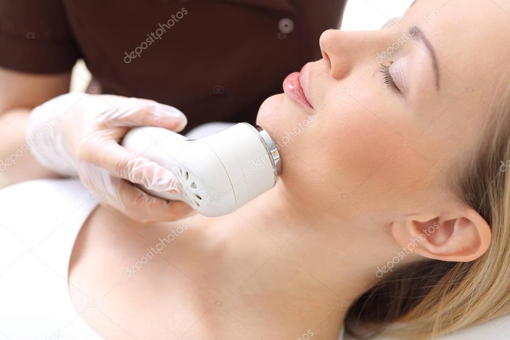Ultrasound infrared light cosmetic treatment for the face