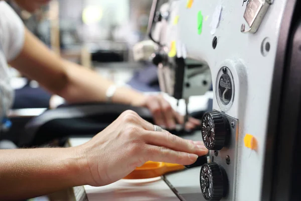 Sewing machine.Seamstress on the machine. — Stock Photo, Image