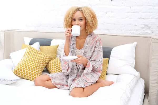 Koffie in bed — Stockfoto