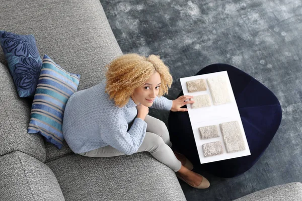 Winkelen bekledingen. Decoratie van huizen — Stockfoto