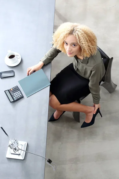 An elegant woman in the office. — Stock Photo, Image
