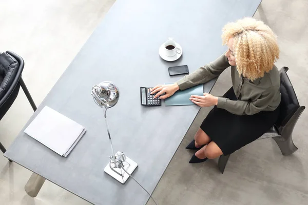 Affärskvinna i office. — Stockfoto