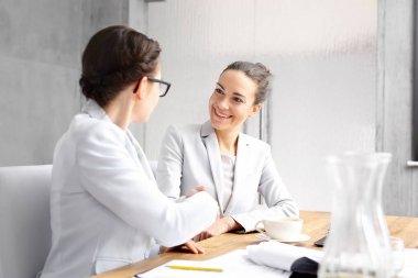 El sıkışma, başarılı bir anlaşma