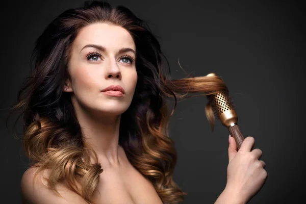 Modellierung Haarbürste. das Volumen der Haare. — Stockfoto