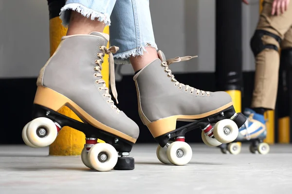 Patins à roulettes. Femme sur patins à roulettes . — Photo