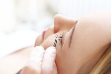 Güzellik salonunda kirpik şekillendirme