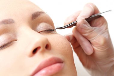 Güzellik Salonu kirpik şekillendirme.