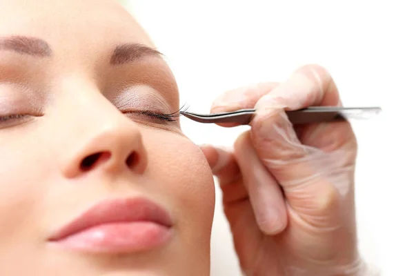 Extending eyelashes in the beauty salon. — Stock Photo, Image