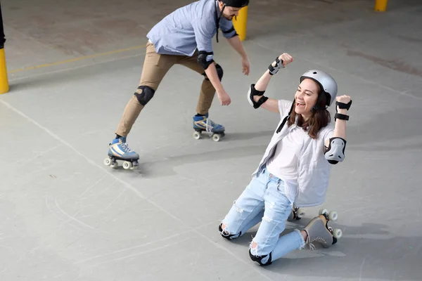 Sortir ensemble sur patins à roulettes . — Photo