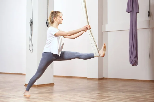 Yoga aéreo exercícios yoga.Yoga — Fotografia de Stock