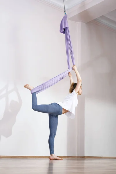 Esercizi di yoga. Yoga antigravità . — Foto Stock