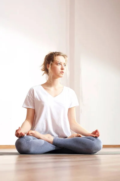 Meditazione per calmare la mente . — Foto Stock