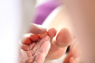 Dermatolog. Doktor hastanın ayak davranır