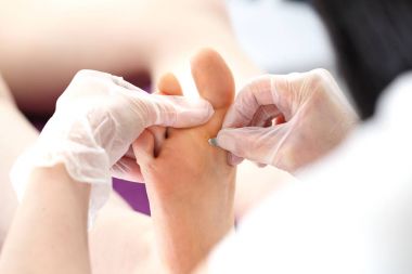 Pedikür. Ayak üzerinde parmak kaldırma.