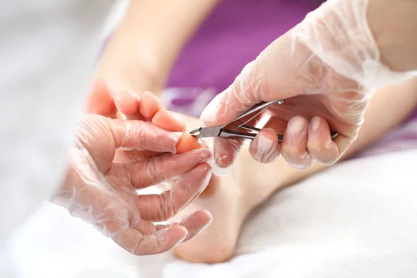 Pedicura medicinal. Pedicura en el salón de belleza . — Foto de Stock