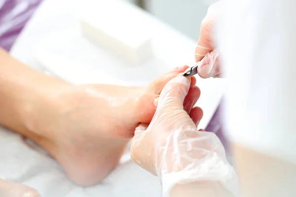 Зарезание ногтей у ног, женщина на педикюре . — стоковое фото