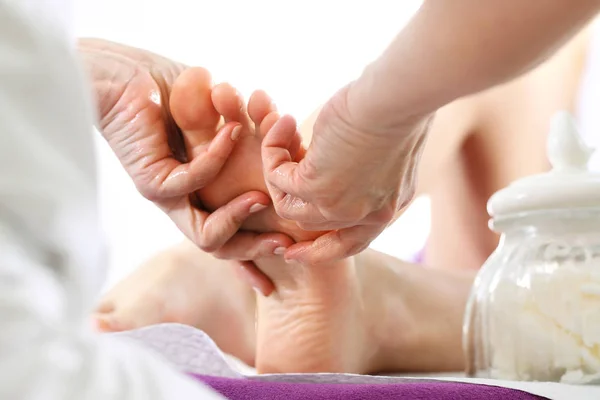 Pedicure e massagem nos pés — Fotografia de Stock