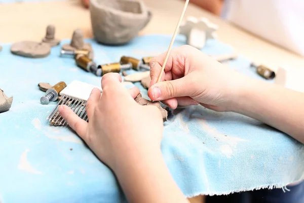 Ручні майстерні для дітей, ліплення глини — стокове фото