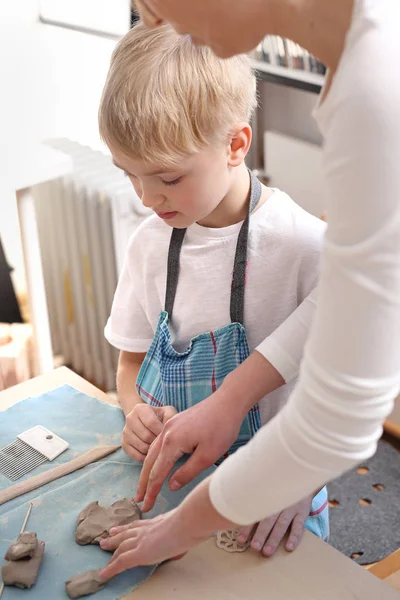 Cours de céramique pour enfants . — Photo