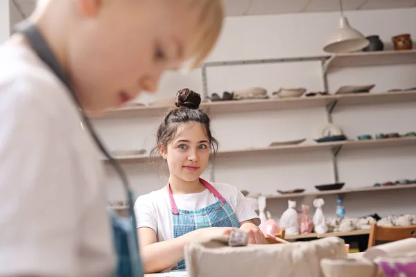 Kézi műhelyek a gyermekek számára, clay fröccsöntés — Stock Fotó